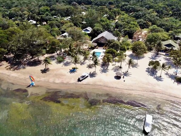 Chaises longues, serviettes de plage