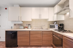 冷蔵庫、電子レンジ、オーブン、コンロ