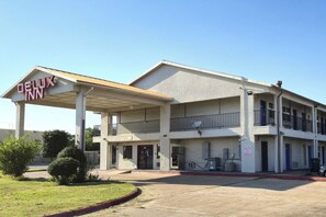Exterior - Deluxe Inn Motel By Oyo Grand Prairie Interstate 30 (Grand Prairie)