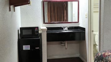 Escritorio, wifi gratis y ropa de cama