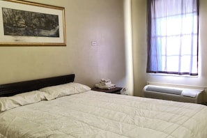 Een bureau, gratis wifi, beddengoed