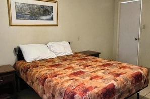 Room, 1 Queen Bed, Smoking | Desk, free WiFi, bed sheets - Cole Manor Motel By OYO Love Field Market Center (Dallas)