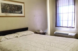 Room, 1 Queen Bed, Non Smoking | Desk, free WiFi, bed sheets - Cole Manor Motel By OYO Love Field Market Center (Dallas)