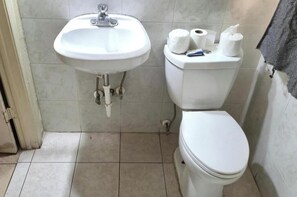 Bathroom - Cole Manor Motel By OYO Love Field Market Center (Dallas)