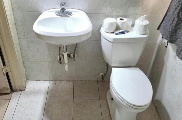 Room, 1 Queen Bed, Smoking | Bathroom | Shower, free toiletries, towels, toilet paper - Cole Manor Motel By OYO Love Field Market Center (Dallas)