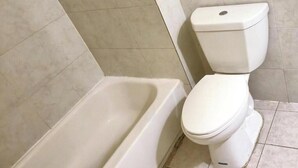 客房, 1 張加大雙人床, 非吸煙房 | 浴室 | 淋浴設備、免費梳洗用品、提供毛巾、廁紙