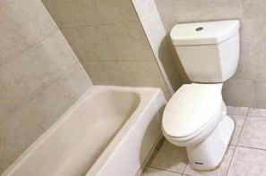 Room, 1 Queen Bed, Non Smoking | Bathroom | Shower, free toiletries, towels, toilet paper - Cole Manor Motel By OYO Love Field Market Center (Dallas)
