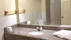 客房, 1 張加大雙人床, 非吸煙房 | 浴室 | 淋浴設備、免費梳洗用品、提供毛巾、廁紙