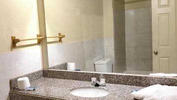Kamar, 1 Tempat Tidur Queen, Bebas Asap Rokok | Kamar mandi | Shower, perlengkapan mandi gratis, handuk, dan tisu toilet