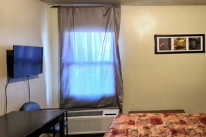 Escritorio, wifi gratis y ropa de cama 