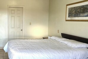 Chambre, 1 grand lit, non-fumeur | Bureau, accès au Wi-Fi (inclus), literie fournie