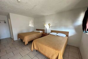 Escritorio y ropa de cama