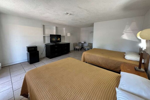 デスク、ベッドシーツ