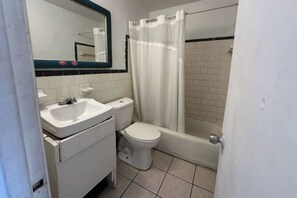 Ducha, artículos de higiene personal gratuitos y toallas