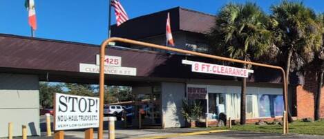 A motel with a 425 clearance sign, 8 ft clearance sign, and a 'NO U-Haul Trucks' sign.