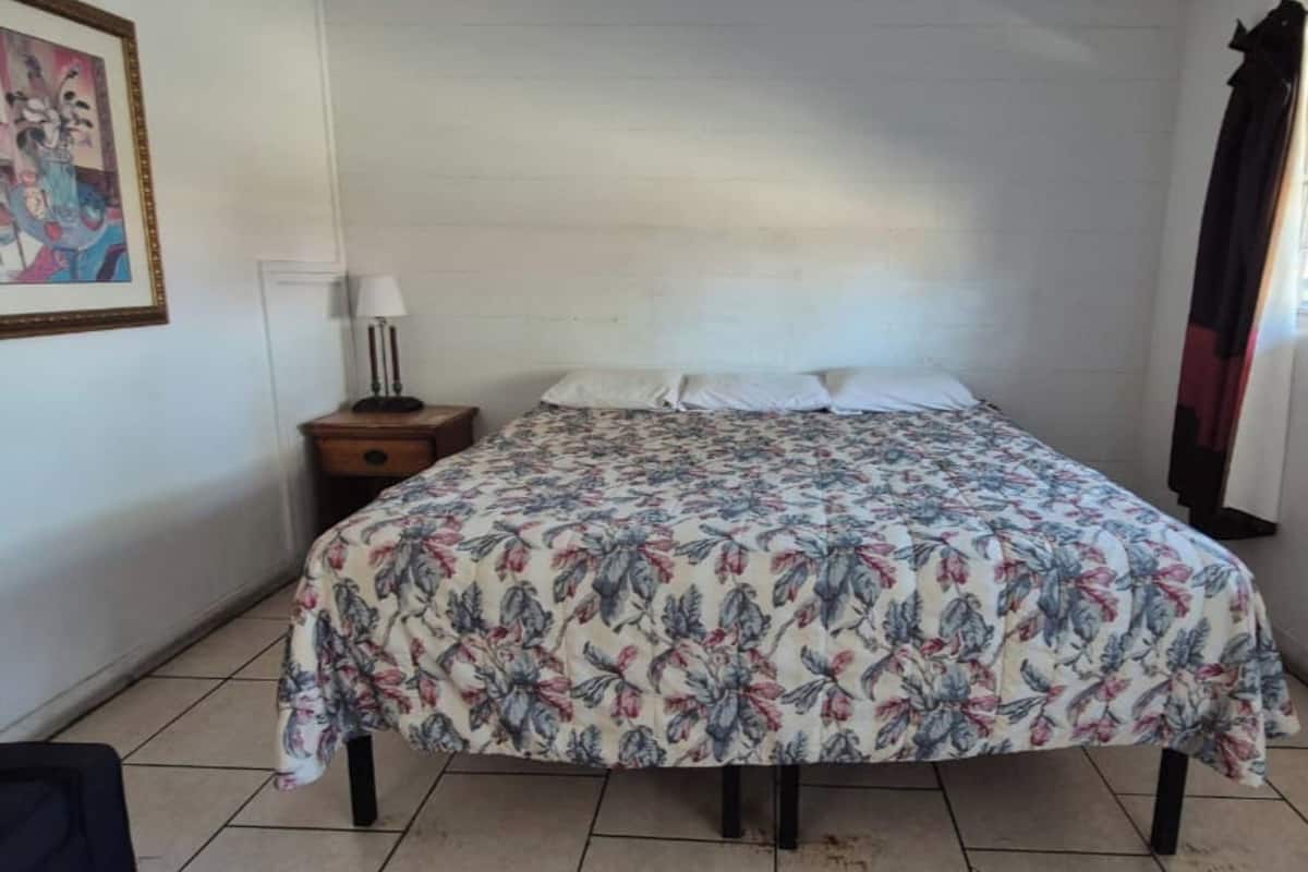 Escritorio y ropa de cama