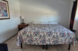 Een bureau, beddengoed
