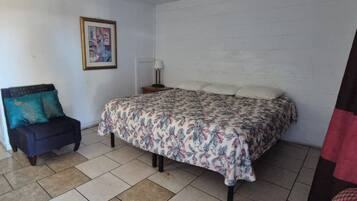 Escrivaninha, roupa de cama