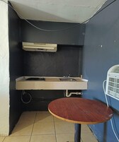 Habitación, 2 camas de matrimonio, cocina básica | Cocina básica privada | Frigorífico pequeño y microondas