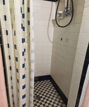 Chambre, 2 grands lits, coin cuisine | Salle de bain