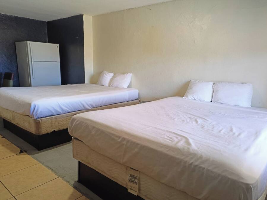 Kamer, 2 queensize bedden, kitchenette | Een bureau, gratis extra bedden, gratis wifi, beddengoed