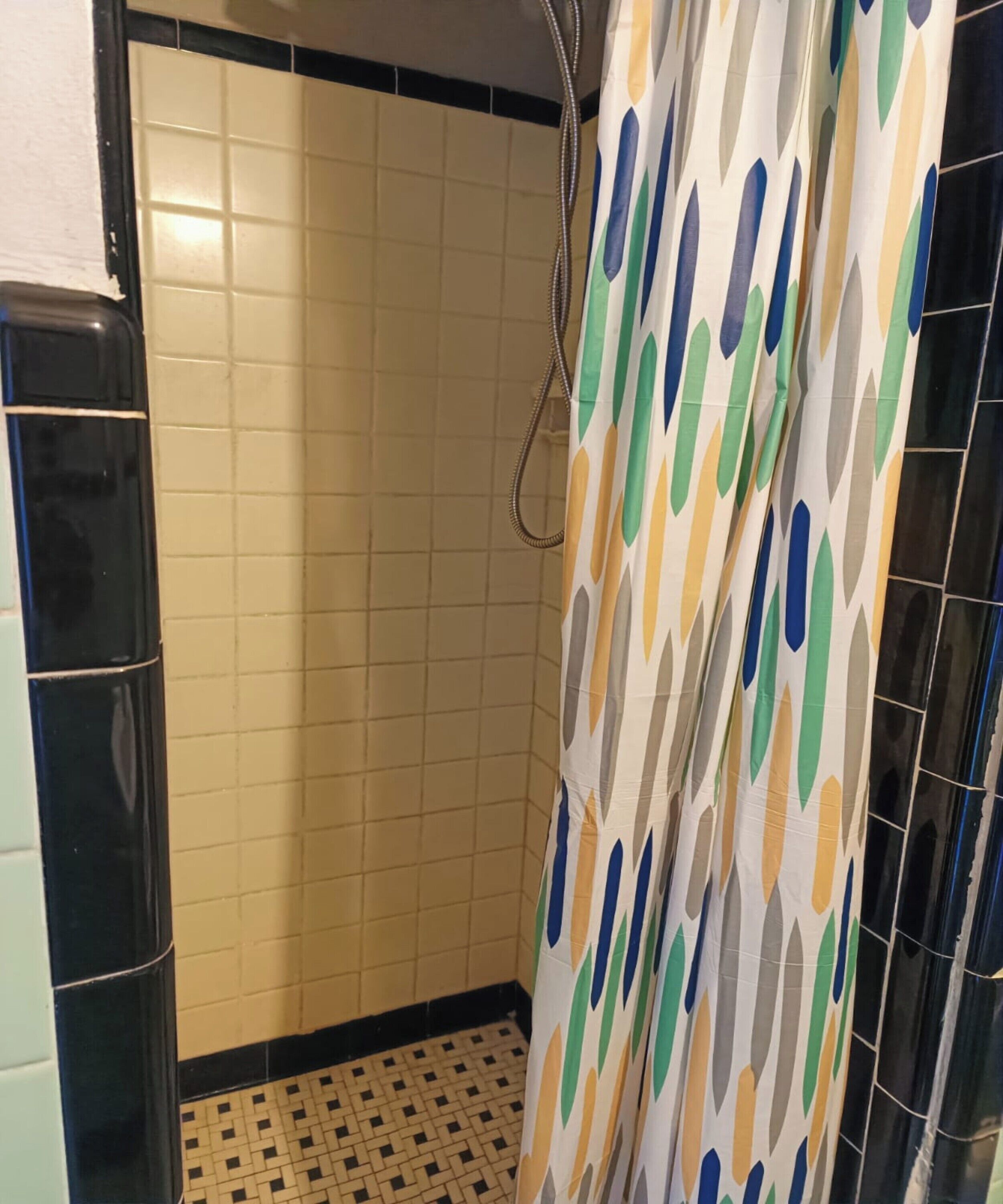 Dusche, kostenlose Toilettenartikel, Handtücher, Toilettenpapier