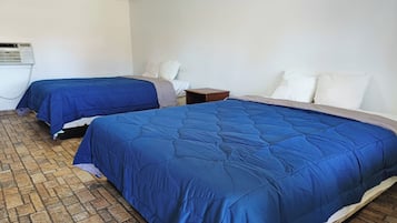 Quarto, 2 camas Queen | Escrivaninha, camas extras/dobráveis, Wi-Fi de cortesia, roupa de cama