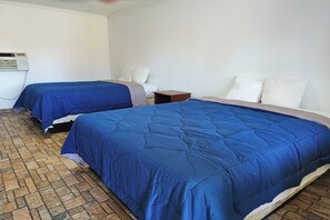 Rum - 2 queensize-sängar | Skrivbord, gratis extrasängar, gratis wi-fi och sängkläder
