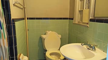 Regadera, amenidades de baño gratuitas, toallas, papel de baño