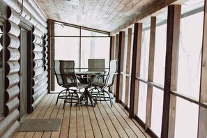 Dining - Welcome to the Log Cabin. (Deerwood)