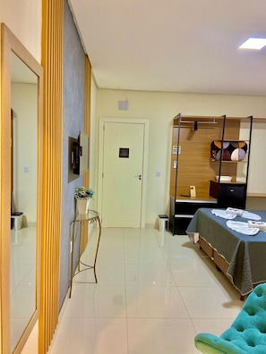 9 bedrooms, WiFi, bed sheets