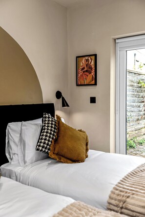 Desk, iron/ironing board, travel cot, WiFi