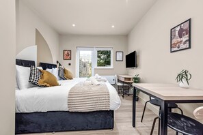Desk, iron/ironing board, travel cot, WiFi
