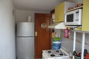 Geladeira, micro-ondas, fogão, cooktop