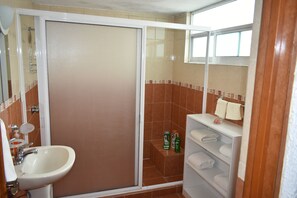 Dusche, Haartrockner, Handtücher, Seife