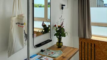 双床房, 城市景观 | 办公桌、熨斗/熨板、免费 WiFi