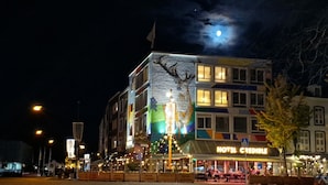 Ein Hotel mit einer farbenfrohen Fassade und einem Schild mit der Aufschrift 'HOTEL CREDIBLE'.
