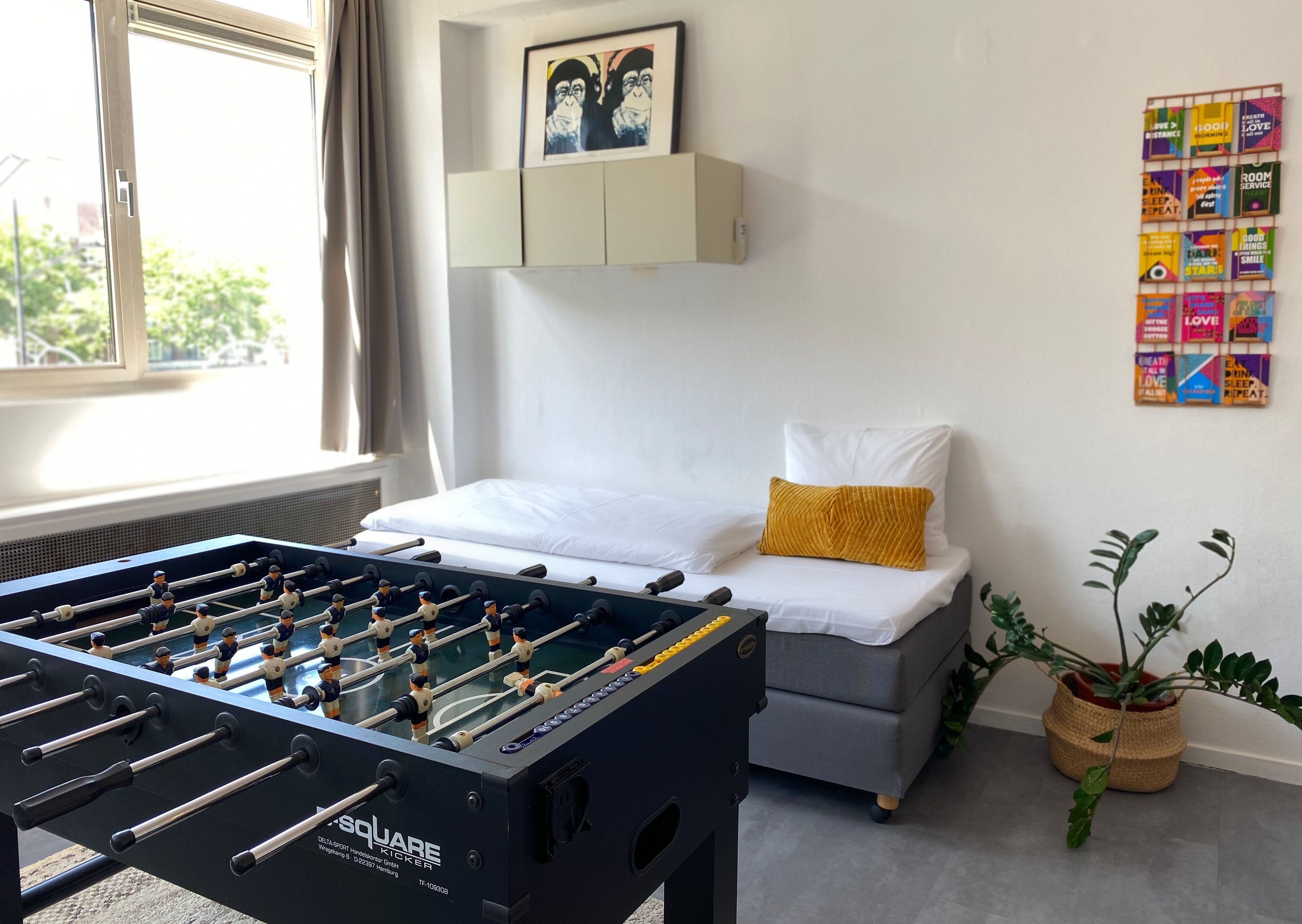 Familie driepersoonskamer, uitzicht op stad | Een bureau, een strijkplank/strijkijzer, gratis wifi