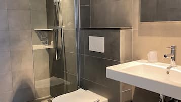 Chambre Triple Standard | Salle de bain | Douche, serviettes fournies, savon, shampoing
