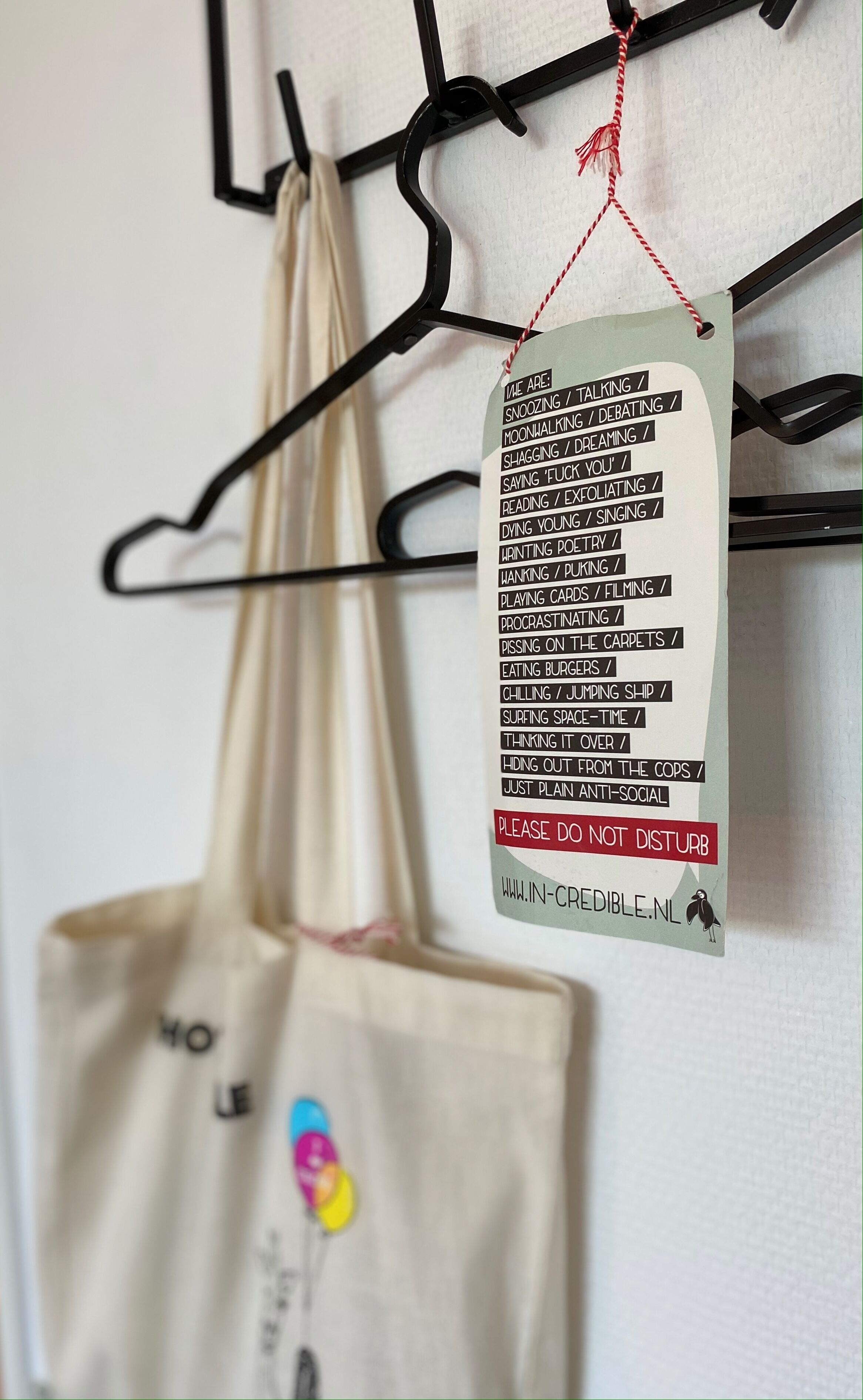 Ein Schild an der Wand mit einer Auflistung verschiedener Aktivitäten, einer Bitte, nicht zu stören, und einer Website-Adresse.