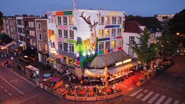 Ein Hotel mit auffälliger Außenfassade und einer großen Hirschskulptur.