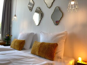 Twin kamer, uitzicht op de stad | Een bureau, een strijkplank/strijkijzer, gratis wifi