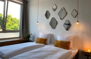 Habitación con 2 camas individuales, vista a la ciudad | Escritorio, tabla de planchar con plancha y wifi gratis 