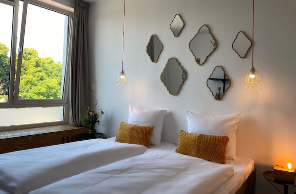 Chambre avec lits jumeaux, vue ville | Bureau, fer et planche à repasser, Wi-Fi gratuit