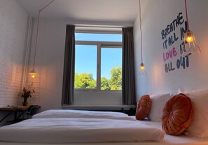Habitación con 2 camas individuales, vistas a la ciudad | Escritorio, tabla de planchar con plancha, wifi gratis