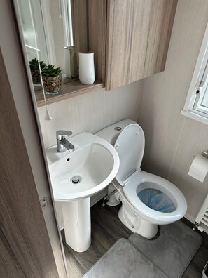 Sèche-cheveux, serviettes fournies, savon, papier toilette