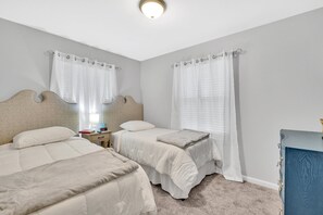 6 bedrooms, iron/ironing board, WiFi, bed sheets