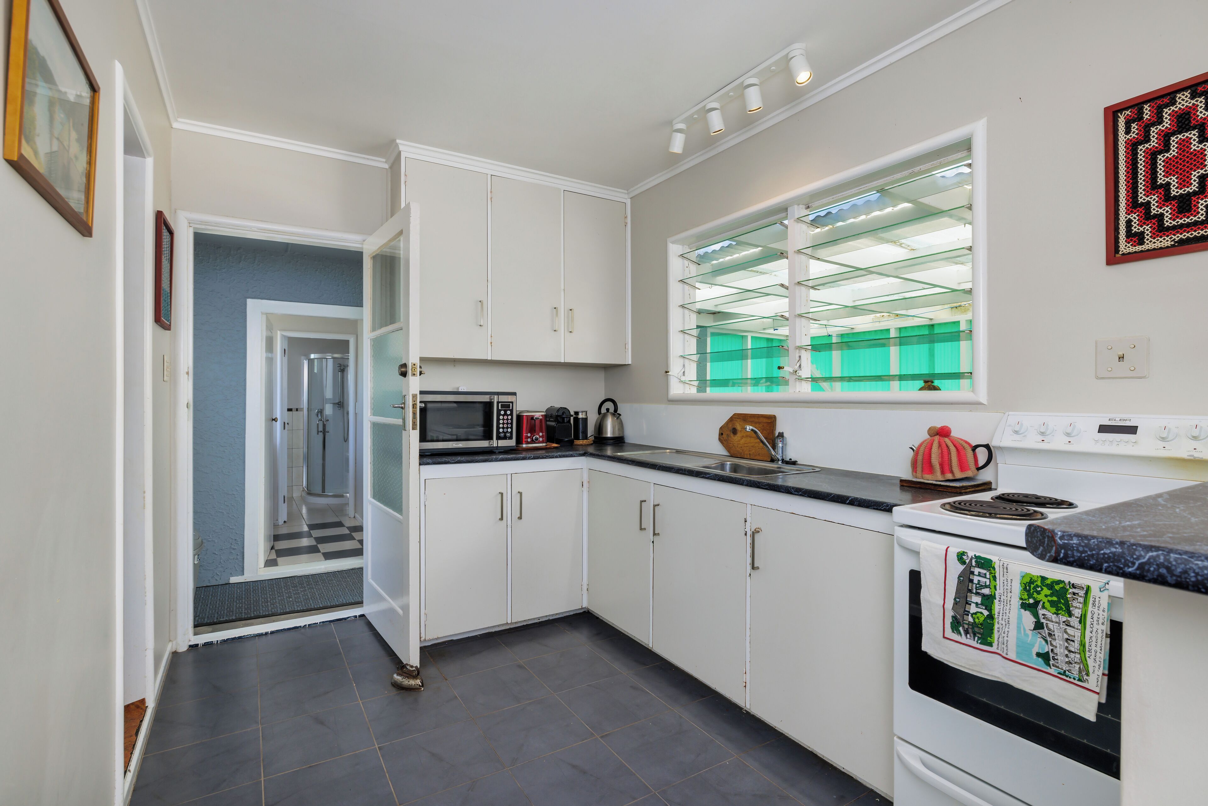 Jääkaappi, mikroaaltouuni, kahvin-/teenkeitin, leivänpaahdin