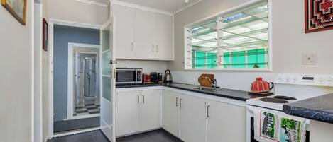 冷蔵庫、電子レンジ、コーヒー / ティーメーカー、トースター