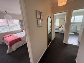 3 bedrooms, iron/ironing board, WiFi, bed sheets - Retro Russell Retreat - Mins to Ferry, Beach, Eats (Russell)